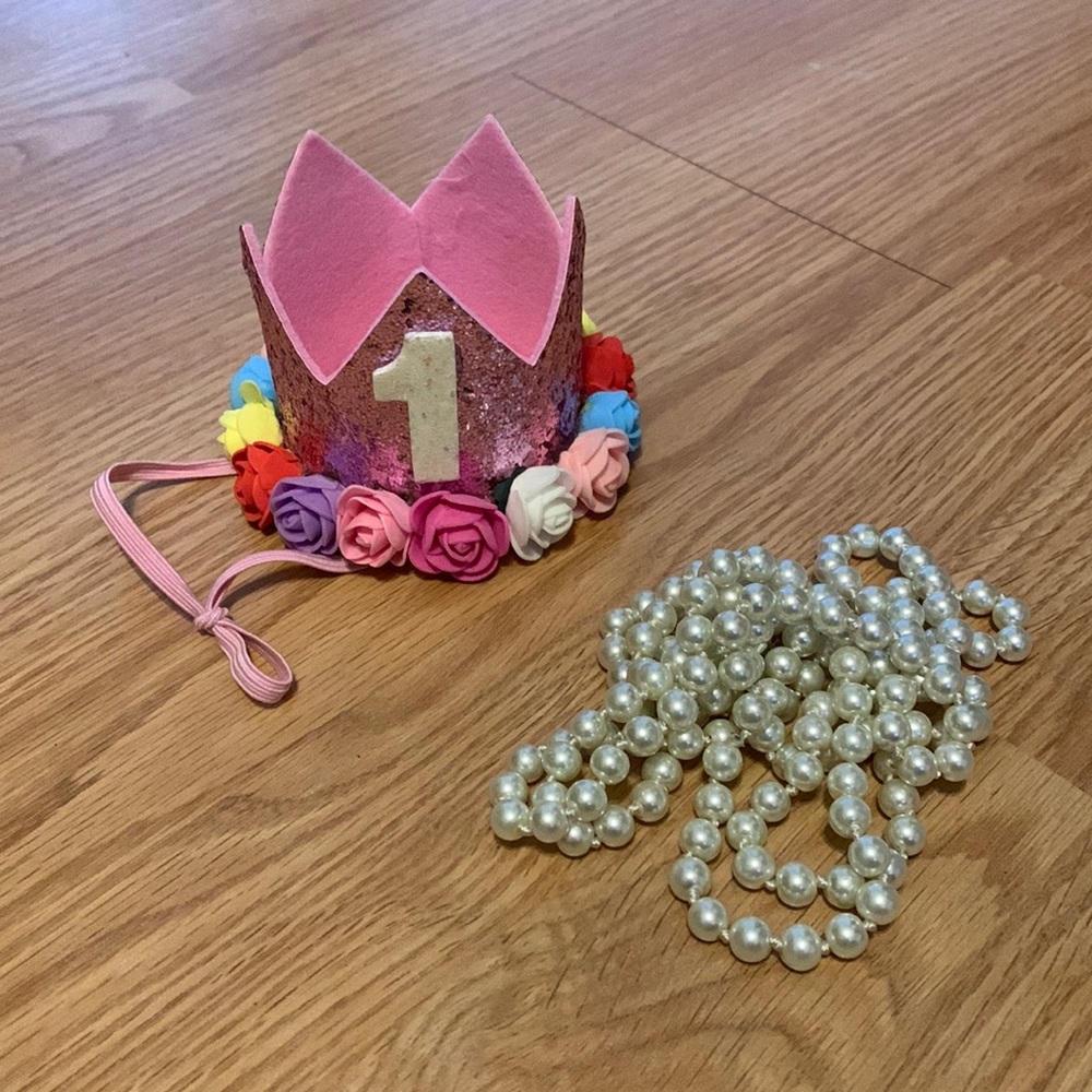 “1” crown with pearl necklace